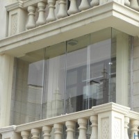 Козырьки и террасы Ограждения для террас и балконов из стекла, стеклянные козырьки, стеклянные интерьеры. козырек, острый козырек, навесы над крыльцом